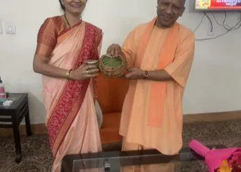 Dev Bhoomi Samiksha рдореЗрдпрд░ рдЕрдиреАрддрд╛ рдордордЧрд╛рдИрдВ рдиреЗ рд╕реАрдПрдо рдпреЛрдЧреА рдЖрджрд┐рддреНрдпрдирд╛рде рдХреЛ рджрд┐рдпрд╛ рдЛрд╖рд┐рдХреЗрд╢ рдЖрдиреЗ рдХрд╛ рдиреНрдпреМрддрд╛ -