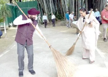 Dev Bhoomi Samiksha рд░рд╛рдЬрднрд╡рди рдореЗрдВ рдЖрдпреЛрдЬрд┐рдд рд╣реБрдЖ рд╕реНрд╡рдЪреНрдЫрддрд╛ рд╣реА рд╕реЗрд╡рд╛ рдЕрднрд┐рдпрд╛рди -