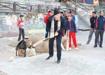 Dev Bhoomi Samiksha рд╕реАрдПрдо рдиреЗ рдмрдЪреНрдЪреЛрдВ рдХреЗ рд╕рд╛рде рдЦреЗрд▓рд╛ рдХреНрд░рд┐рдХреЗрдЯ -