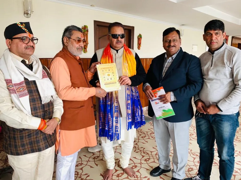 Dev Bhoomi Samiksha कृषि मंत्री गणेश जोशी को 10वें नैशनल गौरव अवार्ड 2024 कार्यक्रम के लिए आमंत्रित करते इंडियन ब्रेव हार्ट्स संस्था के पदाधिकारी। -