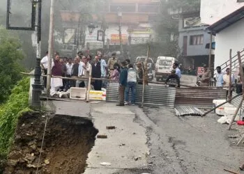 Dev Bhoomi Samiksha मसूरी-देहरादून मार्ग पर ग्लोगीधार तीन दिन के भीतर बड़े वाहनों के लिए खोल दी जाएगी - गणेश जोशी। -