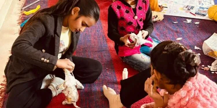 Dev Bhoomi Samiksha Dehradun : डीएम का साकार होता प्रयास, भिक्षावृत्ति में संलिप्त बच्चे ने थामी पुस्तक। -