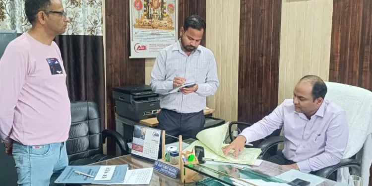 Dev Bhoomi Samiksha चंपावत DM का UPCL दफ्तर में छापा, एग्जीक्यूटिव इंजीनियर समेत 6 कर्मचारी गायब मिले, शिकायतकर्ता को लगाया फोन -