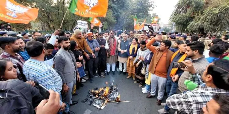 Dev Bhoomi Samiksha BJP महानगर Dehradun ने कांग्रेस नेता Rahul Gandhi का पुतला दहन किया। -
