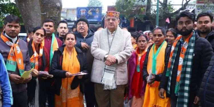 Dev Bhoomi Samiksha Dehradun : डोर टू डोर जनसंपर्क कर क्षेत्रवासियों से भाजपा के पक्ष में मतदान को अपील करते गणेश जोशी। -