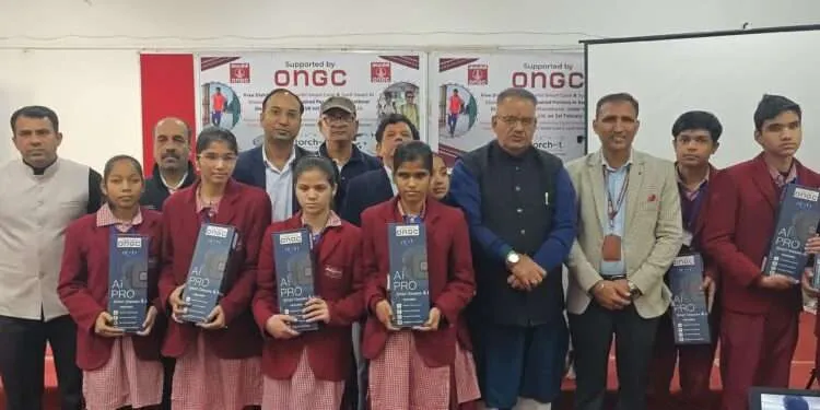 Dev Bhoomi Samiksha NIVH के आदर्श विद्यालय में दृष्टि दिव्यांग छात्रों को AI devices वितरित करते कैबिनेट मंत्री गणेश जोशी। -