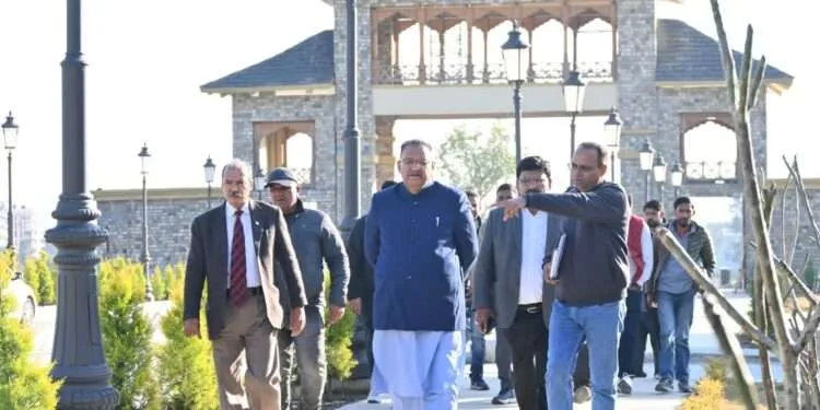 Dev Bhoomi Samiksha Dehradun: निर्माणाधीन सैन्यधाम का निरीक्षण करते सैनिक कल्याण मंत्री गणेश जोशी। -