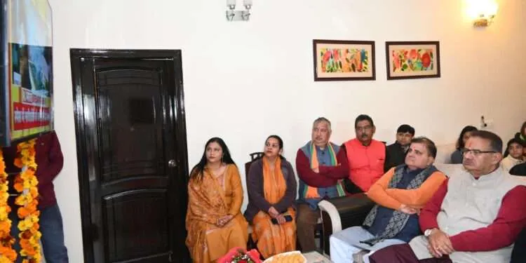 Dev Bhoomi Samiksha मन की बात कार्यक्रम को सुनते प्रदेश अध्यक्ष महेन्द्र भट्ट एवं कैबिनेट मंत्री गणेश जोशी -