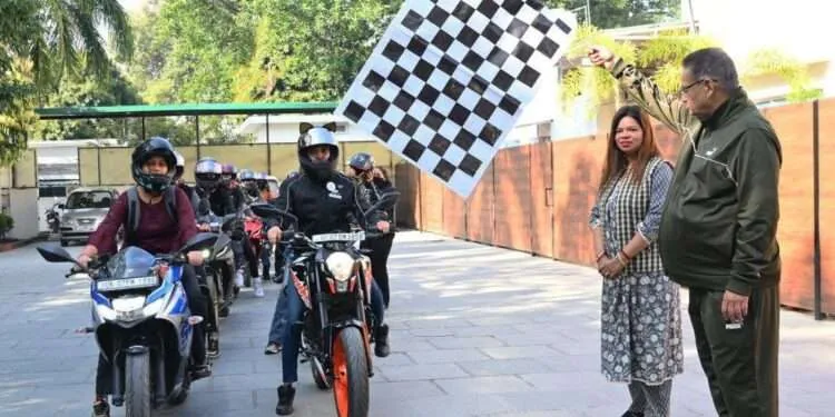 Dev Bhoomi Samiksha कैबिनेट मंत्री गणेश जोशी ने महिला बाइक राइड को दिखाई हरी झंडी। -