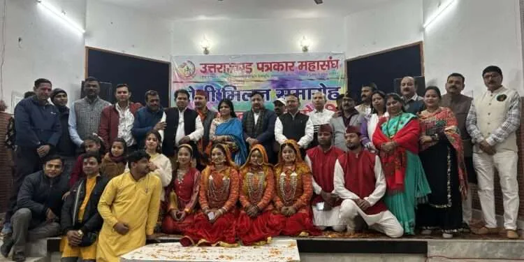 Dev Bhoomi Samiksha शानदार सांस्कृतिक कार्यक्रम के बीच उत्तराखंड पत्रकार महासंघ ने खेली फूलों की होली -