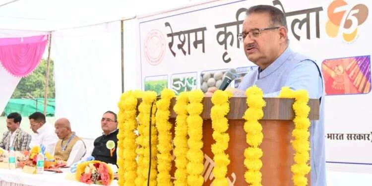 Dev Bhoomi Samiksha Dehradun: रेशम कृषि मेले का शुभारंभ करते कृषि मंत्री गणेश जोशी। -