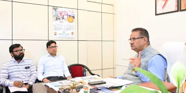 Dev Bhoomi Samiksha देहरादून-पांवटा साहिब राजमार्ग चौड़ीकरण कार्यों की प्रगति की समीक्षा करते कैबिनेट मंत्री गणेश जोशी। -