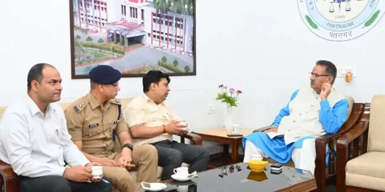 Dev Bhoomi Samiksha पंतनगर : DM के साथ जनपद में विकास कार्यों की समीक्षा करते प्रभारी मंत्री गणेश जोशी। -