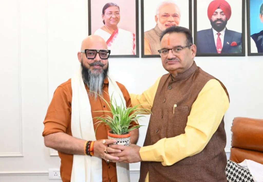 Dev Bhoomi Samiksha नव नियुक्त दायित्वधारियों से मुलाकात कर उन्हें बधाई देते कृषि मंत्री गणेश जोशी -