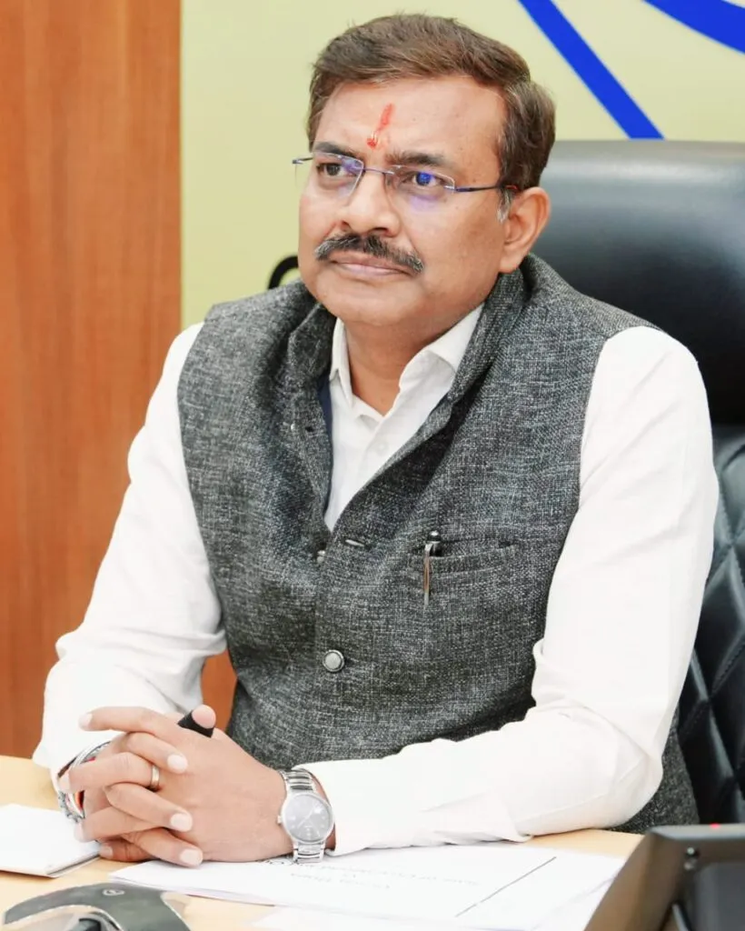Dev Bhoomi Samiksha मुख्य सचिव ने राज्य में रेल सुविधाओं के विकास के सम्बन्ध में बैठक ली -