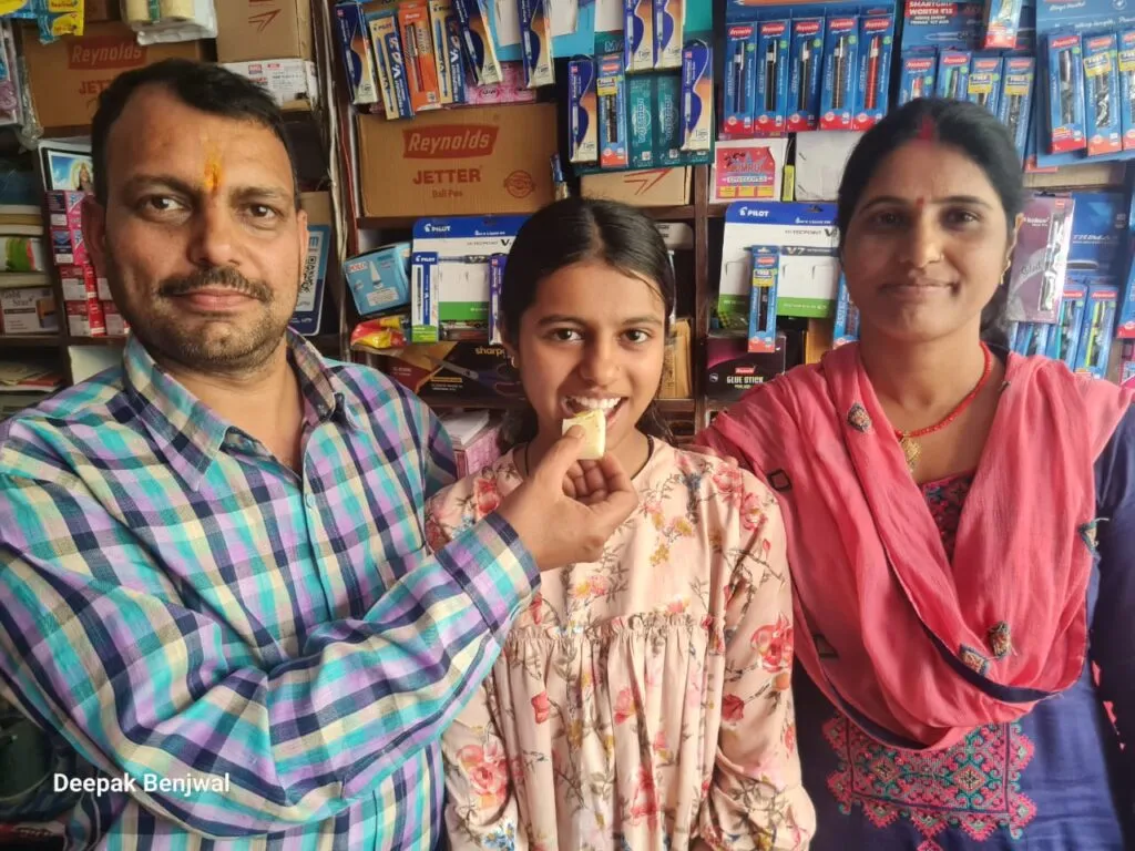 Dev Bhoomi Samiksha रुद्रप्रयाग की सृष्टि भट्ट ने 10वीं बोर्ड परीक्षा में राज्य में पाया चौथा स्थान, जिले और गांव का नाम किया रोशन -