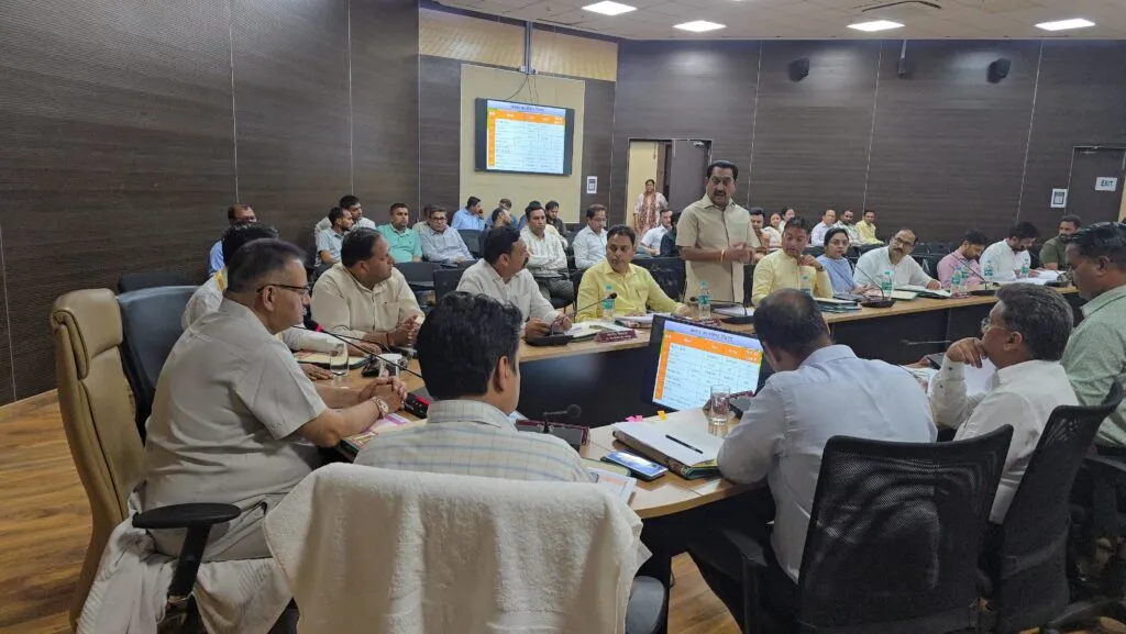 Dev Bhoomi Samiksha रुद्रपुर: जिला योजना समिति की बैठक करते जनपद प्रभारी एवं कृषि मंत्री गणेश जोशी। -