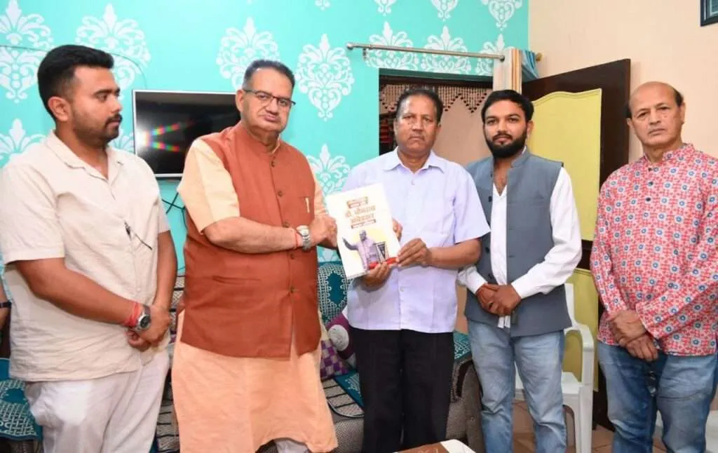 Dev Bhoomi Samiksha थानीगांव निवासी राजपाल सिंह को डा0 अम्बेडकर की जीवनी भेंट करते कैबिनेट मंत्री गणेश जोशी -