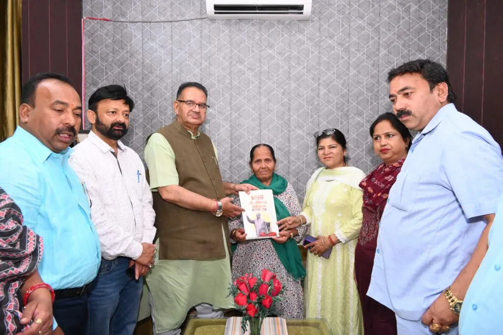 Dev Bhoomi Samiksha बुद्धिजीवी वर्ग को डॉ अंबेडकर की जीवनी भेंट करते कैबिनेट मंत्री गणेश जोशी -