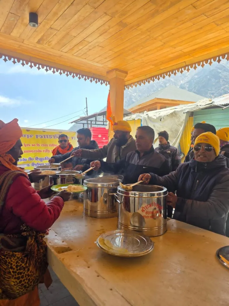Dev Bhoomi Samiksha बीकेटीसी के सहयोग से केदारनाथ धाम में गोपेश्वर के व्यापारियों की संस्था "श्री राम बिखुजी" द्वारा भंडारा हुआ शुरू -