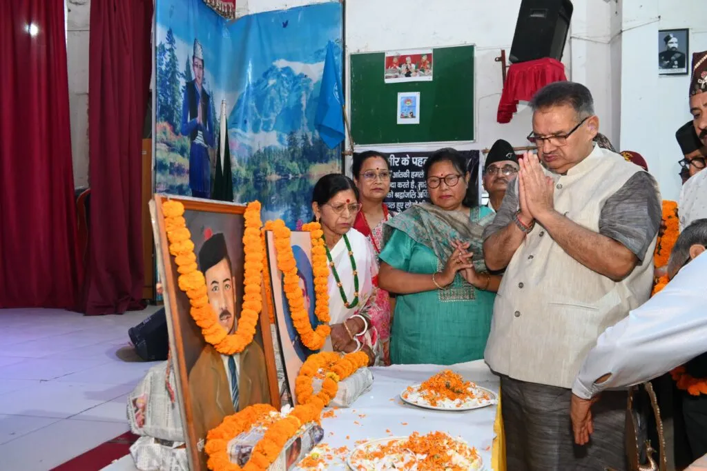 Dev Bhoomi Samiksha शहीद दिवस पर कैप्टन दल बहादुर थापा और केसरी चंद को श्रद्धांजलि अर्पित करते मंत्री गणेश जोशी। -