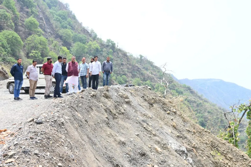 Dev Bhoomi Samiksha मंत्री गणेश जोशी ने PMGSY सड़कों का निरीक्षण किया, कार्य की गुणवत्ता सुनिश्चित करने के निर्देश -