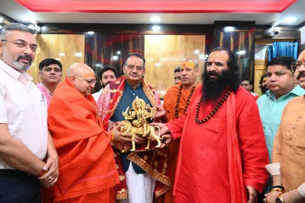 Dev Bhoomi Samiksha हरिद्वार: जगतगुरु आश्रम के वार्षिकोत्सव समारोह में संतजनों का आर्शीवाद लेते मंत्री गणेश जोशी -