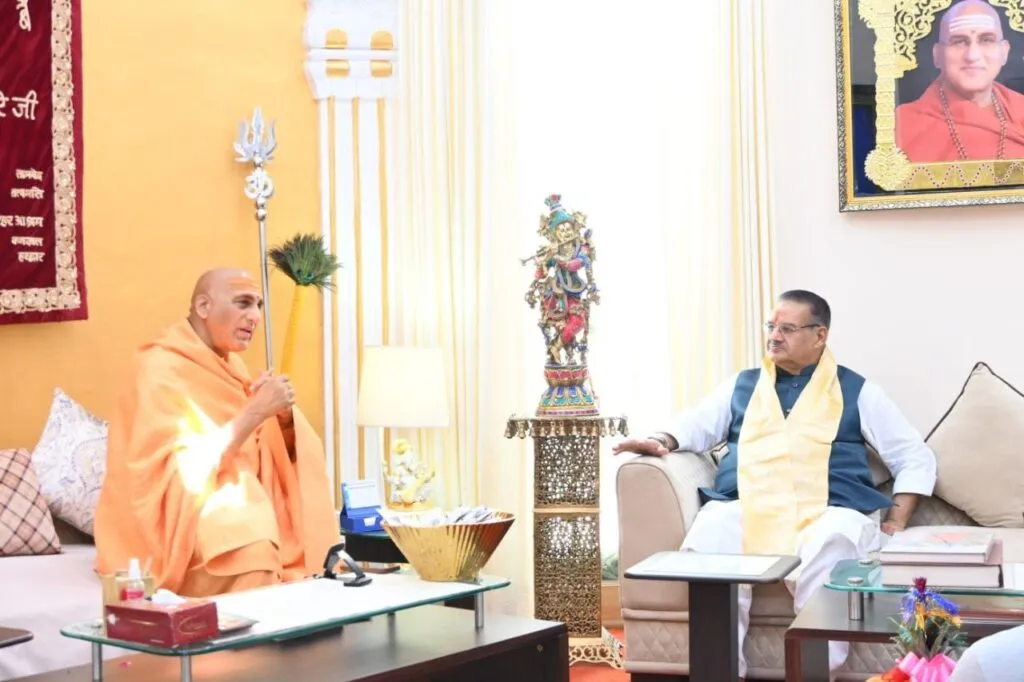 Dev Bhoomi Samiksha महामंडलेश्वर अवधेशानंद गिरी महाराज से भेंट कर उनका आशीर्वाद लेते कैबिनेट मंत्री गणेश जोशी। -