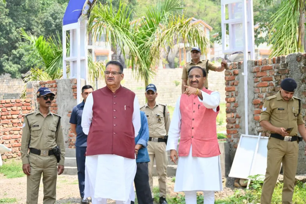 Dev Bhoomi Samiksha लेखक गांव में आधुनिक सुविधाओं का निरीक्षण करते कैबिनेट मंत्री गणेश जोशी -