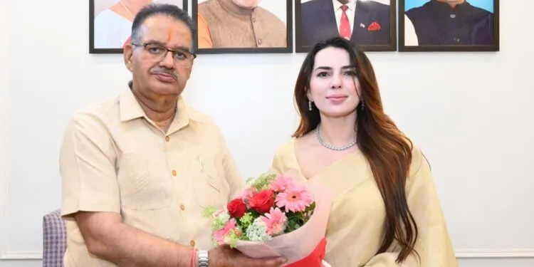 Dev Bhoomi Samiksha कैबिनेट मंत्री गणेश जोशी से शिष्टाचार भेंट करती नेपाल मूल की अभिनेत्री एलिजा गौतम -