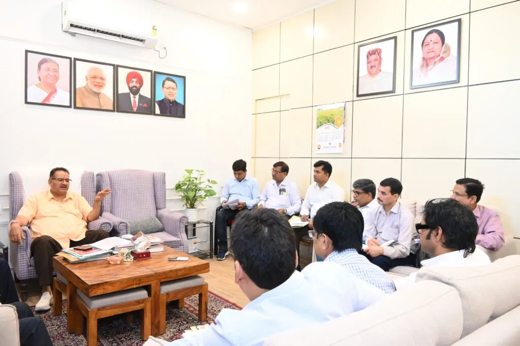 Dev Bhoomi Samiksha देहरादून में आयोजित होने वाले एग्री मित्र महोत्सव 2025 की तैयारियों के संबंध में बैठक करते कृषि मंत्री गणेश जोशी। -