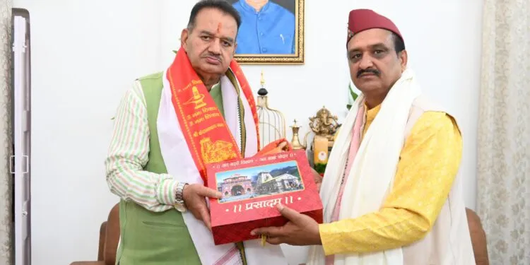 Dev Bhoomi Samiksha बीकेटीसी उपाध्यक्ष ऋषि प्रसाद सती ने पूर्व सीएम व कैबिनेट मंत्रियों से की भेंट, बदरीनाथ पुनर्निर्माण पर जताया आभार -
