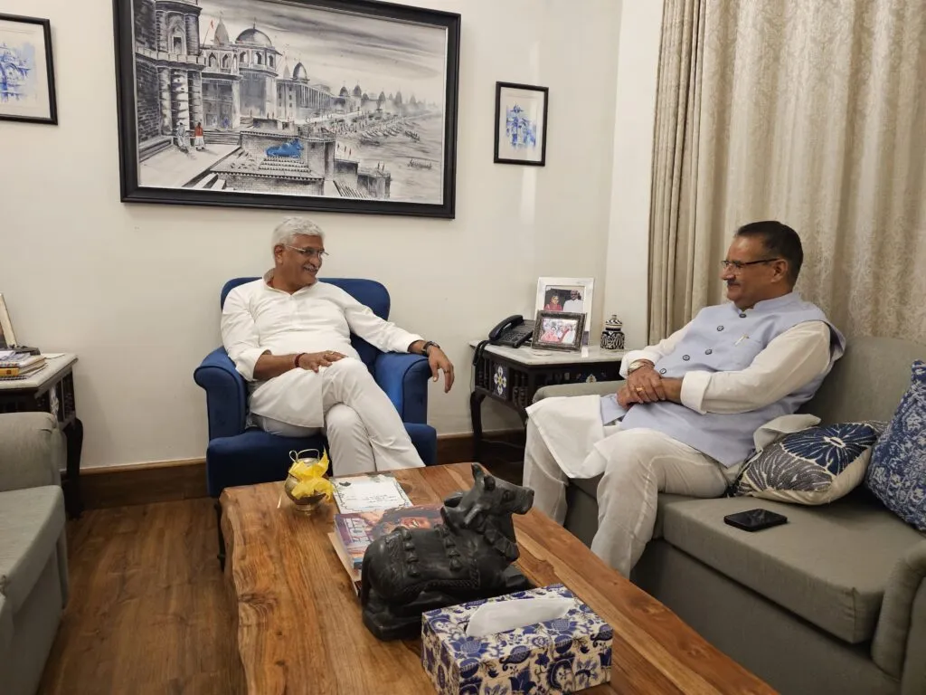 Dev Bhoomi Samiksha केंद्रीय पर्यटन एवं संस्कृति मंत्री गजेंद्र सिंह शेखावत से शिष्टाचार भेंट करते कृषि मंत्री गणेश जोशी -