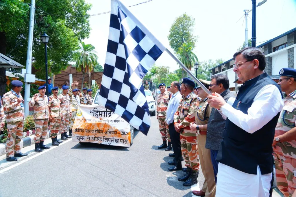 Dev Bhoomi Samiksha ITBP के हिमाद्री ट्रैकिंग अभियान-2025 को हरी झंडी दिखाकर मुख्यमंत्री ने किया रवाना। -