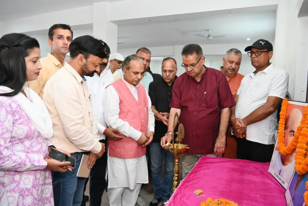 Dev Bhoomi Samiksha मसूरी विधानसभा क्षेत्र में विकसित भारत संकल्प सभा का दीप प्रज्वलन कर शुभारंभ करते कृषि मंत्री गणेश जोशी -