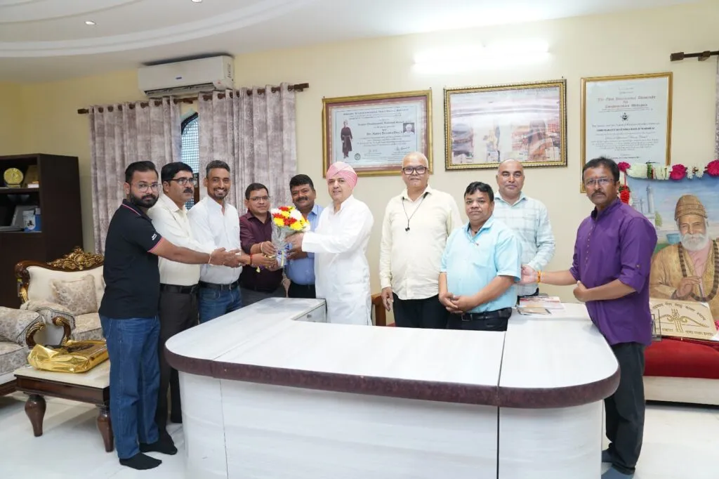 Dev Bhoomi Samiksha Dehradun : उत्तरांचल प्रेस क्लब प्रतिनिधि मण्डल ने दरबार साहिब में टेका मत्था -