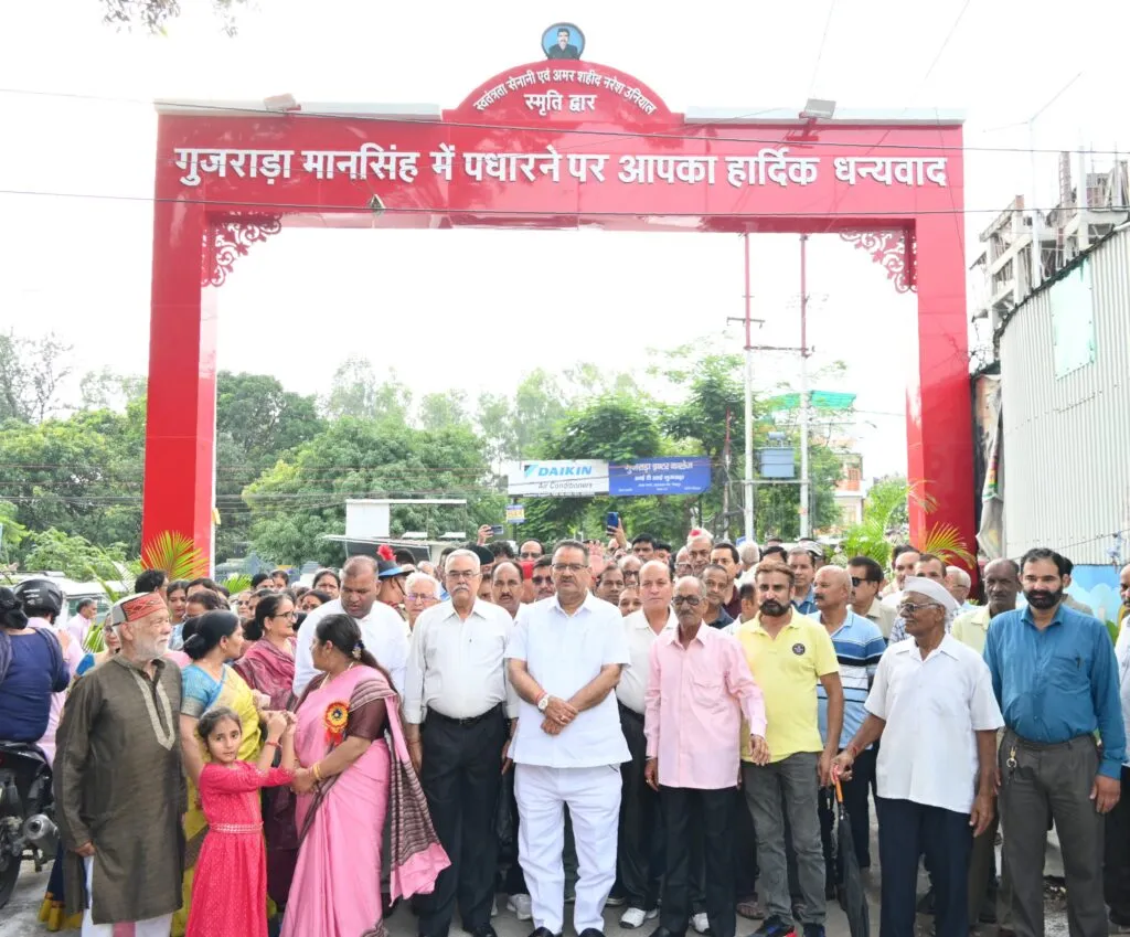 Dev Bhoomi Samiksha शहीद राईफलमेन नरेश उनियाल स्मृति द्वार का उद्घाटन करते सैनिक कल्याण मंत्री गणेश जोशी -