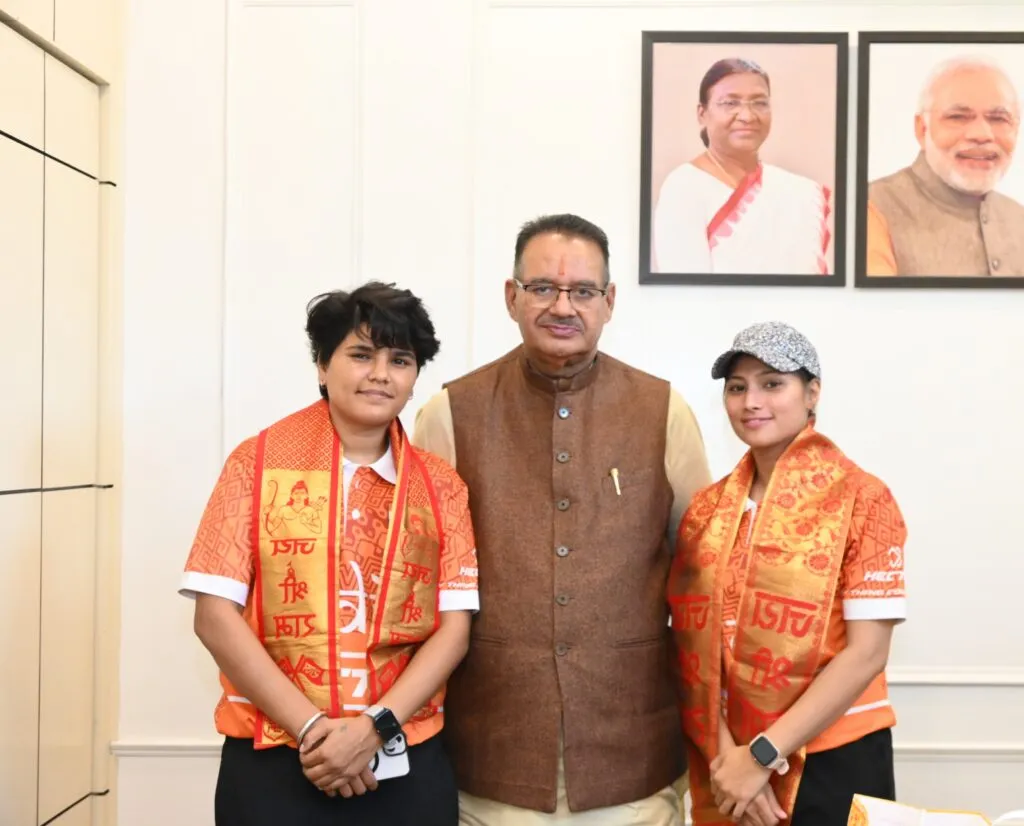 Dev Bhoomi Samiksha उत्तराखण्ड की बेटियां फ्लोरबॉल टीम की बनी मैनेजर एवं कप्तान, कैबिनेट मंत्री गणेश जोशी ने किया सम्मानित -