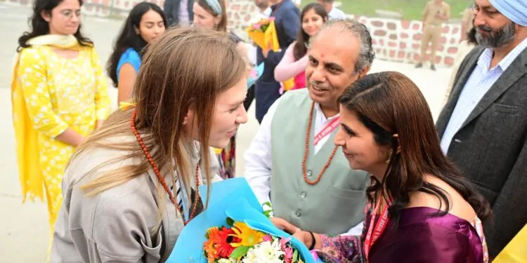 Dev Bhoomi Samiksha भराड़ीसैंण, गैरसैंण की मिट्टी ने जीता विदेशी मेहमानों का दिल -