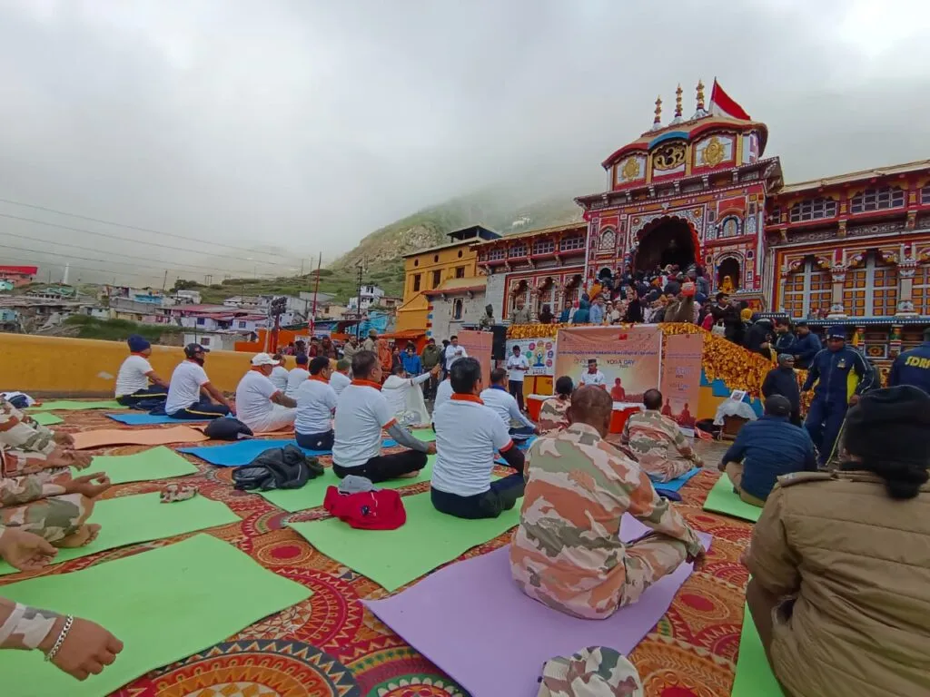 Dev Bhoomi Samiksha बद्रीनाथ व केदारनाथ मंदिर परिसर में अंतर्राष्ट्रीय योग दिवस के अवसर पर योग कार्यक्रम का आयोजन किया गया। -