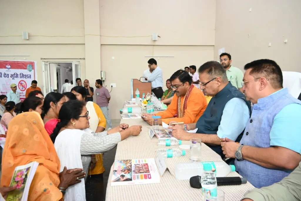 Dev Bhoomi Samiksha काशीपुर में बहुउद्देशीय शिविर के दौरान जनता की समस्याऐं सुनते कैबिनेट मंत्री गणेश जोशी -