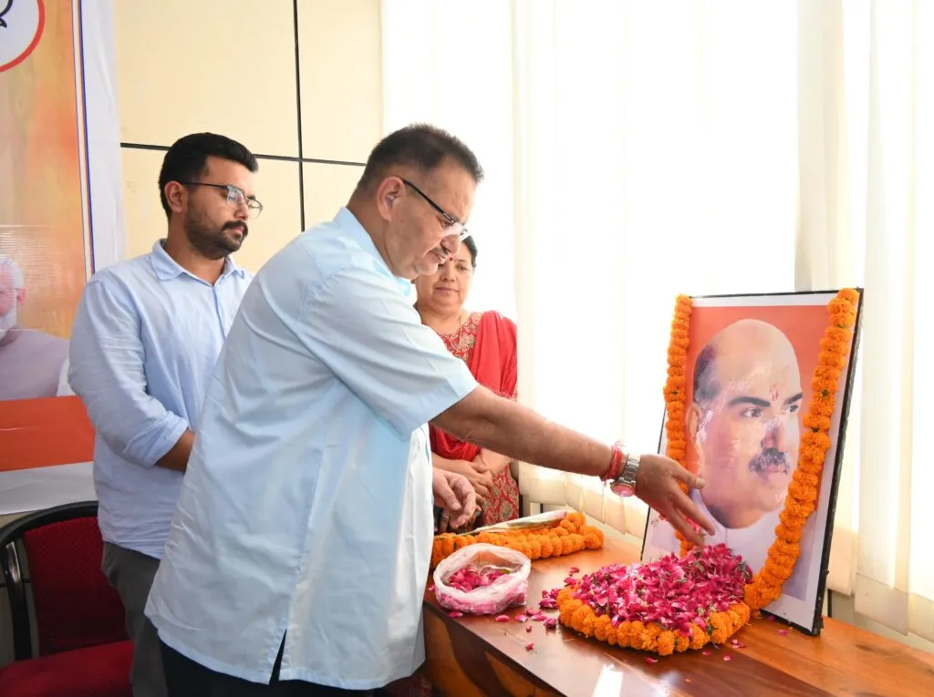 Dev Bhoomi Samiksha भारतीय जनसंघ के संस्थापक डा0 श्यामा प्रसाद मुखर्जी के बलिदान दिवस उन्हें पुष्पांजलि अर्पित करते कैबिनेट मंत्री गणेश जोशी -
