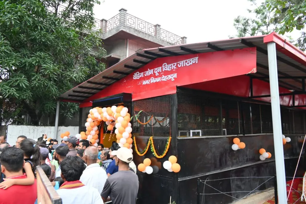 Dev Bhoomi Samiksha देहरादून के दून विहार में वेंडिंग जोन का उद्घाटन करते कैबिनेट मंत्री गणेश जोशी और मेयर सौरभ थपलियाल -