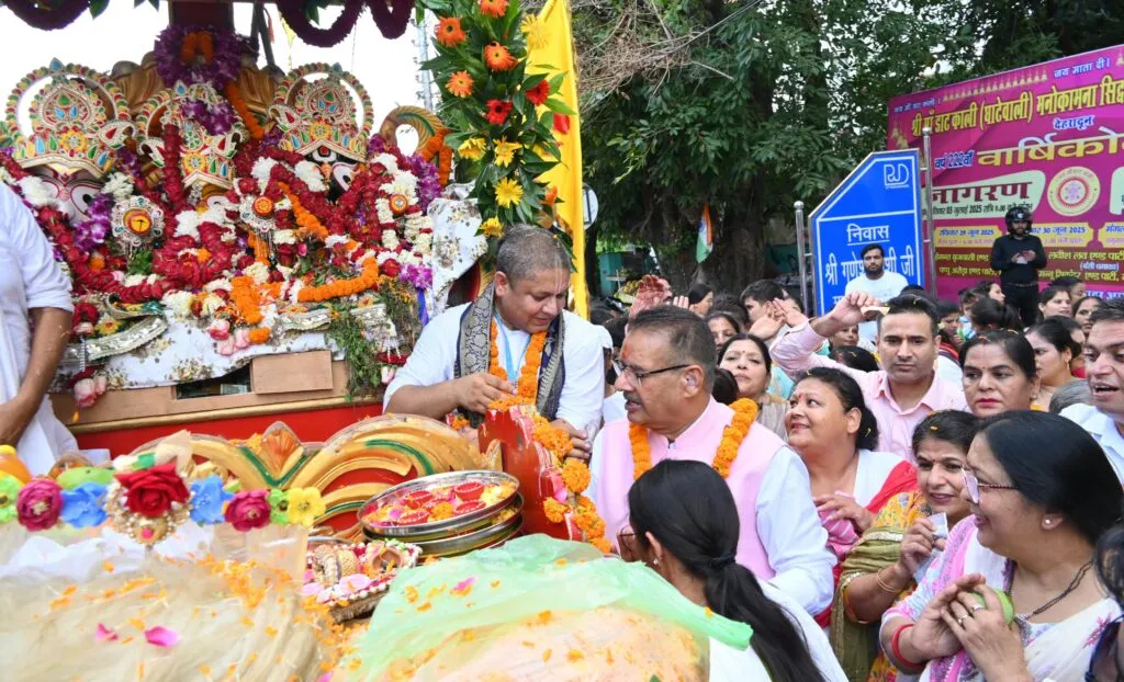 Dev Bhoomi Samiksha भगवान जगन्नाथ रथ यात्रा में सेवा करते कैबिनेट मंत्री गणेश जोशी -