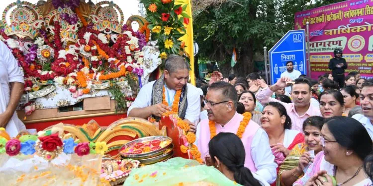 Dev Bhoomi Samiksha भगवान जगन्नाथ रथ यात्रा में सेवा करते कैबिनेट मंत्री गणेश जोशी -