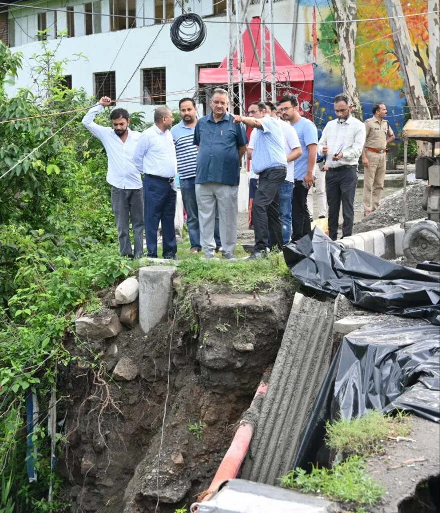 Dev Bhoomi Samiksha कैबिनेट मंत्री गणेश जोशी ने मालसी पुल का निरीक्षण किया । -