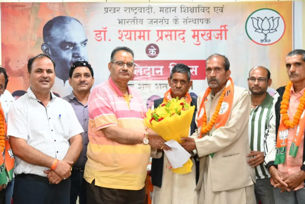 Dev Bhoomi Samiksha कांग्रेस छोड़ भाजपा में शामिल हुए दर्जनभर से अधिक लोग, कैबिनेट मंत्री गणेश जोशी ने किया स्वागत -
