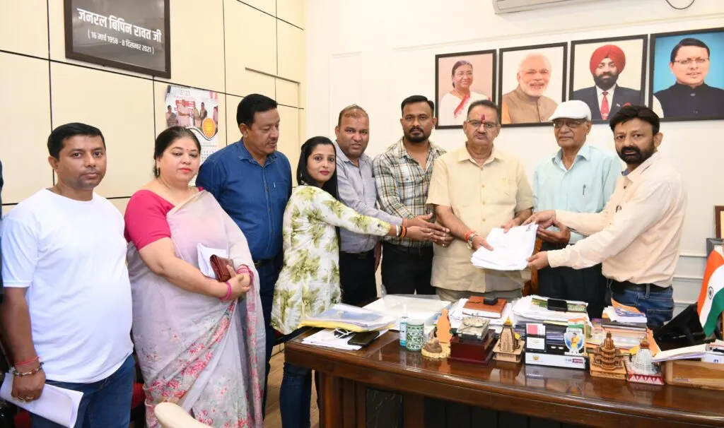Dev Bhoomi Samiksha पार्टी स्तर पर पर बूथ लेवल एजेंट नियुक्त करने को लेकर पदाधिकारियों संग बैठक करते कैबिनेट मंत्री गणेश जोशी -