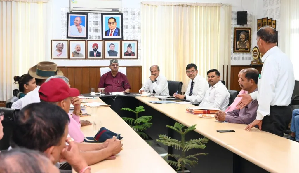 Dev Bhoomi Samiksha कारगिल विजय दिवस की तैयारियों को लेकर समीक्षा करते सैनिक कल्याण मंत्री गणेश जोशी -