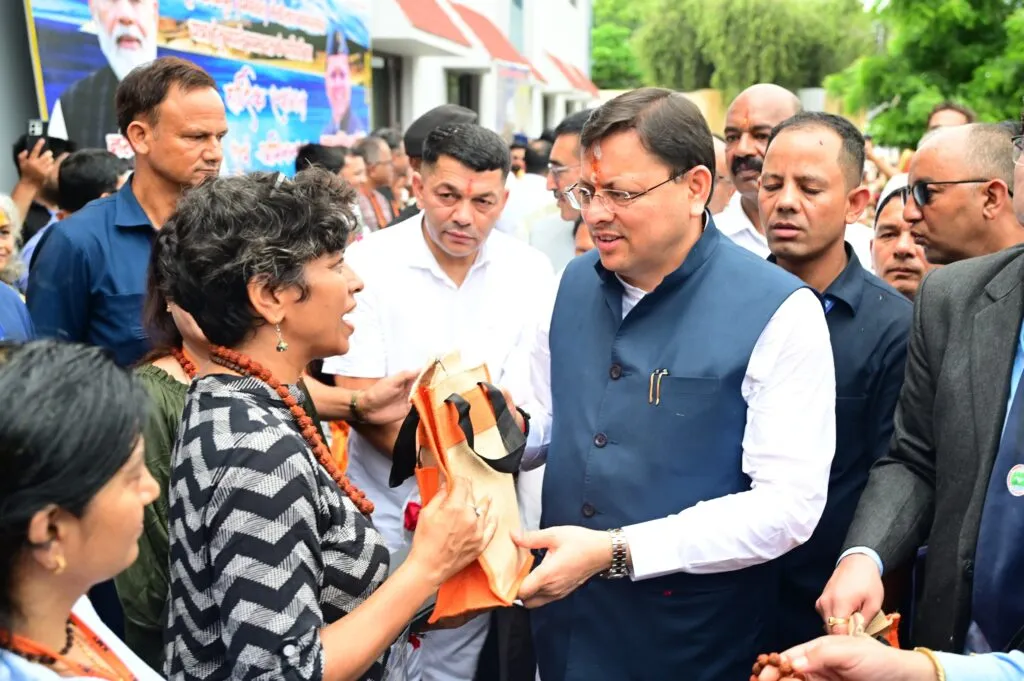 Dev Bhoomi Samiksha मुख्यमंत्री ने कैलाश मानसरोवर यात्रा के पहले दल को हरी झंडी दिखाकर किया रवाना -